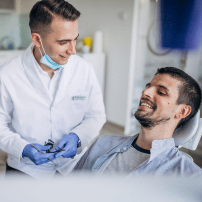 Why regular dental checkups are essential 2 Dentist talking to a patient, representing dental checkups